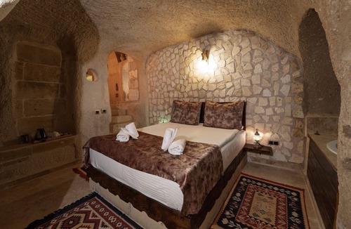 Uchisar Bed & Breakfast | Romantic Cave Room with Jacuzzi, Terrace & Balloon View