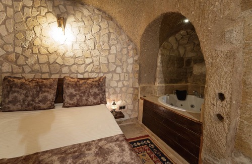 Uchisar Bed & Breakfast | Romantic Cave Room with Jacuzzi, Terrace & Balloon View