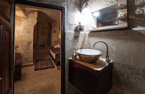 Uchisar Bed & Breakfast | Romantic Cave Room with Jacuzzi, Terrace & Balloon View