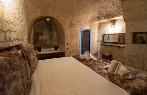 Uchisar Bed & Breakfast | Romantic Cave Room with Jacuzzi, Terrace & Balloon View