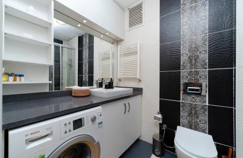 Tophane Apartment | Spacious 1-Bedroom Apartment with Bosphorus View