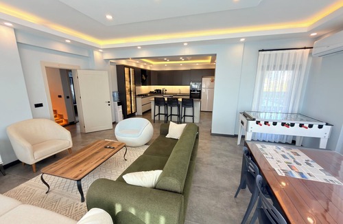 Ortaca Villa | Spacious 6 bedroom villa in brilliant Ortaca with AC