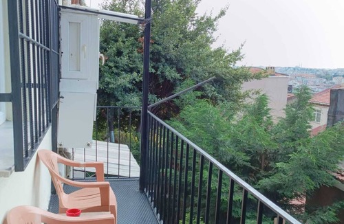 Pera Apartment | Stunning View! 10 Minutes to Istiklal Street, Comfortable Apartment.