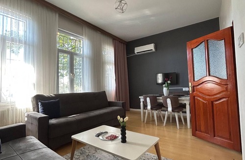 Pera Apartment | Stunning View! 10 Minutes to Istiklal Street, Comfortable Apartment.