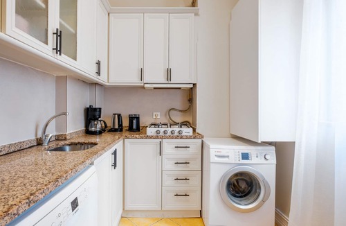 Galata Apartment | Stylish Balcony Suite Near Taksim