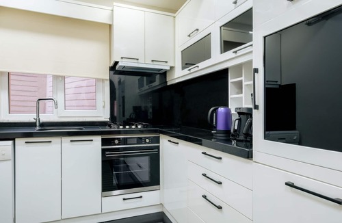 Tophane Apartment | Stylish Flat w/Balcony – 5 Mins from Taksim Square