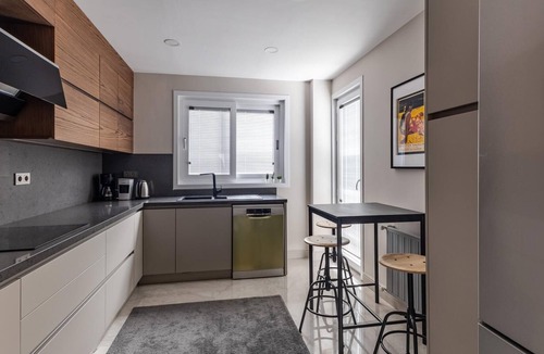 Caddebostan Mahallesi Apartment | Stylish Flat with Balcony 4 min to Bagdat Avenue