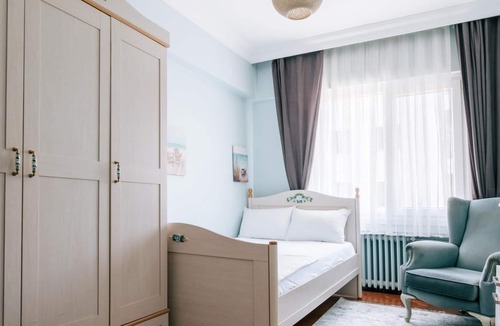 Kadikoy Apartment | Stylish Oasis with Lovely Balcony 10 min to Moda