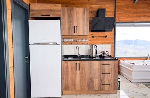 Akcaabat House | Trabzon’da Jakuzili Deniz, Dağ Manzaralı Bungalov