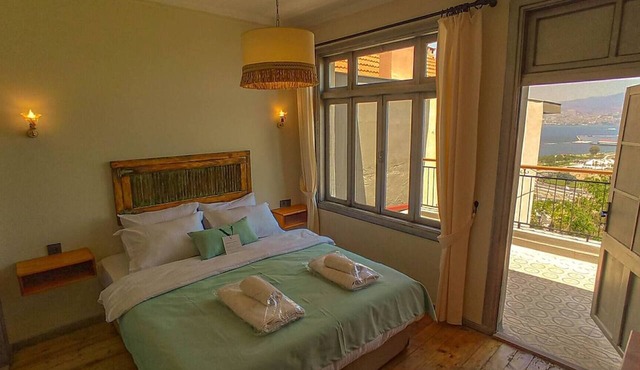 1901 CLOCK TOWER ROOM – Spacious, Bright, and Comfortable with Unobstructed Ocea