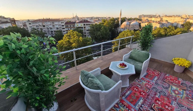 4 BR Flat with Terrace and Hot Tub in Historic Istanbul