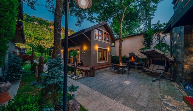 antik river house