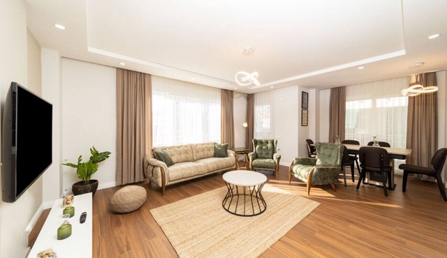 Central Flat with Balcony near Sea in Muratpasa