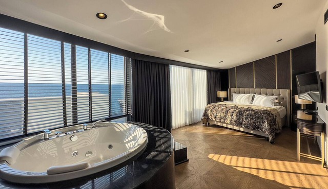 Charisma De Luxe Hotel
