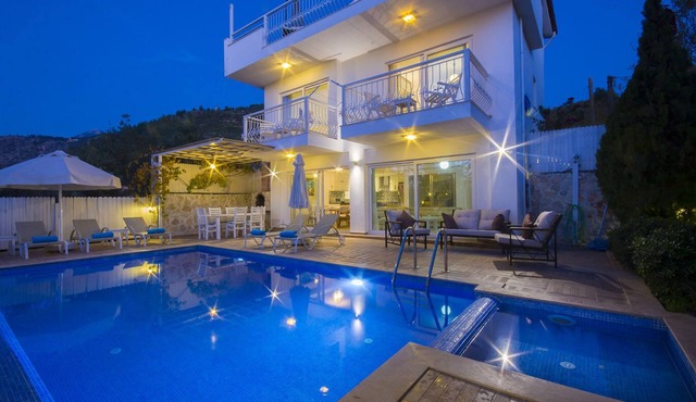 Charming 3 Bedroom Villa with Secluded Infinty Pool and Heated Indoor Pool