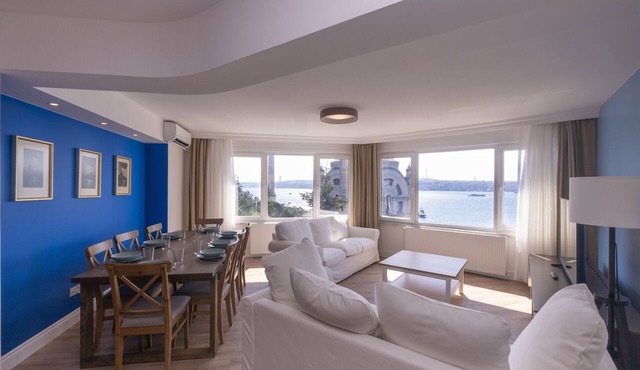 Contemporary Waterfront Apt. with a Stunning View