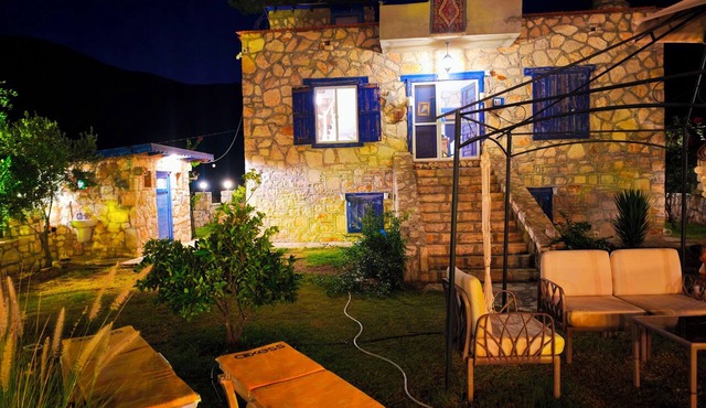 Denize Yürüme Mesafesi & Manzaralı Antik Taş Villa (Aile ve Evcil Hayvan Dostu)