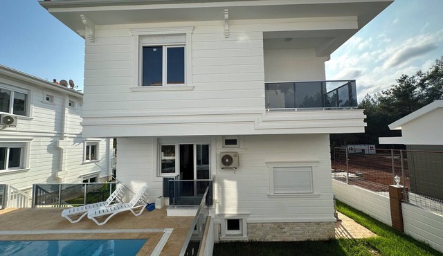 Doğa içinde Sahile 15 dakika mesafede Havuz,hamam,sauna 10 kişilik villa