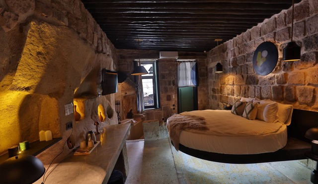 EKA CAVE MAISON