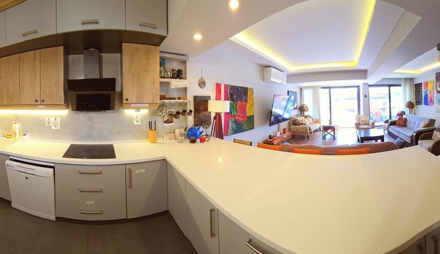 Elegant & Cozy Retreat Home: City Center Gem by the Seaside, Steps from the Tram in Izmir