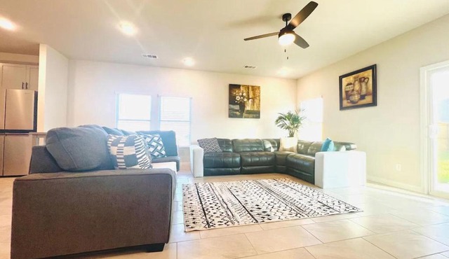 Family-Friendly Urban Retreat: Experience the comfort of this inviting apartment, perfect for families.