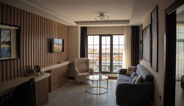 HOTEL EDEN'S