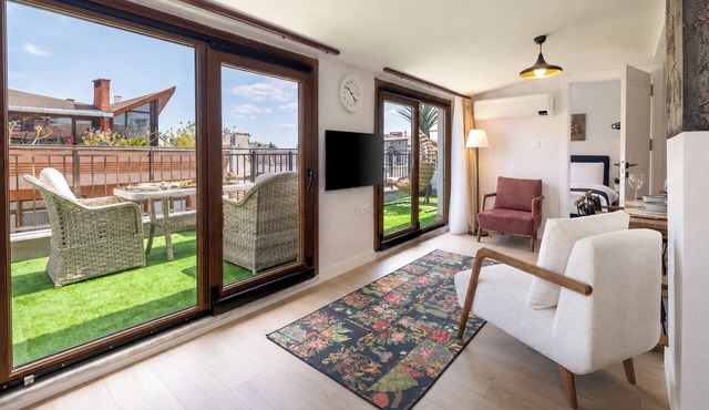 Huge Balcony Taksim Rooftop Apt At Monnas Suite