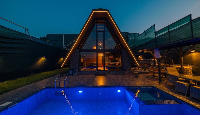 Luxury 2BR Sapanca Bungalow Private Heated Pool, Jacuzzi & Stunning Lake View