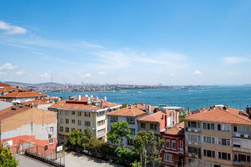 One-Bedroom Family Suite in Managed Aparthotel - Bosphorus View in Central Location