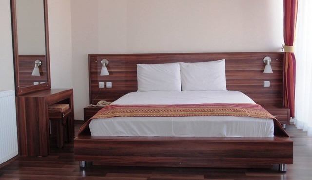 Otel Tirem in Tire