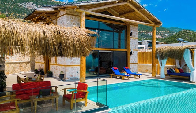Rustic Villa Perfect for Couples in Bezirgan