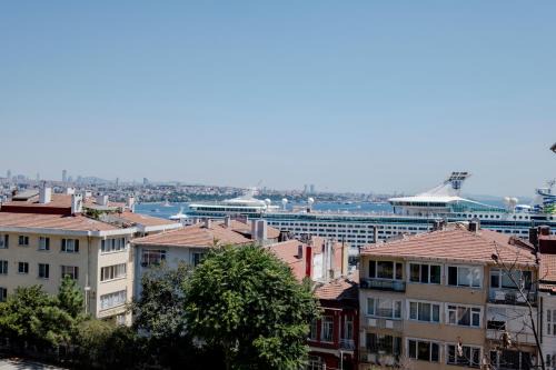 Sea View Two-Bedroom Suite in Managed Residence - Parking and Elevator in Istanbul