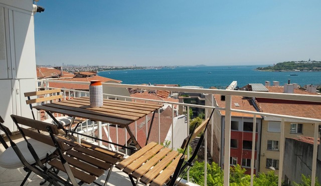 Spacious 2BR Sea View - Balcony - Prime Location