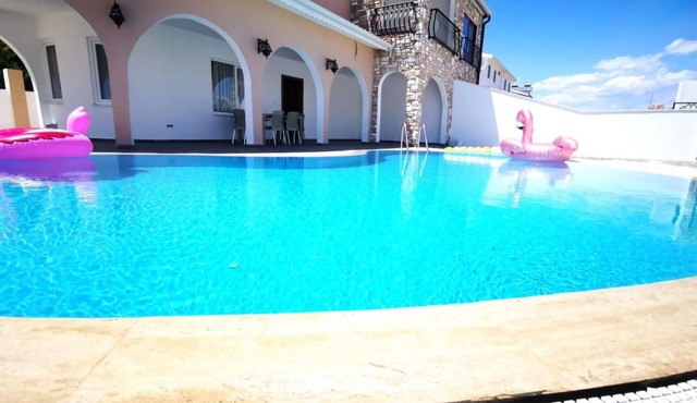 Stunning Villa with Private Pool in Antalya in Kadriye Belediyesi
