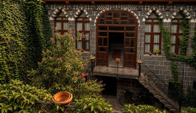Taş Avlu Konaklama