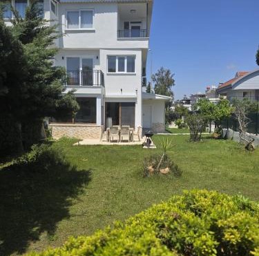 Villa Olinda 4BR Family Triplex & Shared Pool in Ahmediye