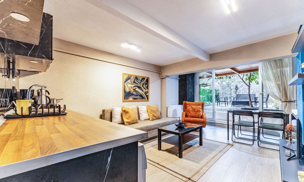 Rasimpasa Apartment | Modern Flat with Backyard in Kadikoy