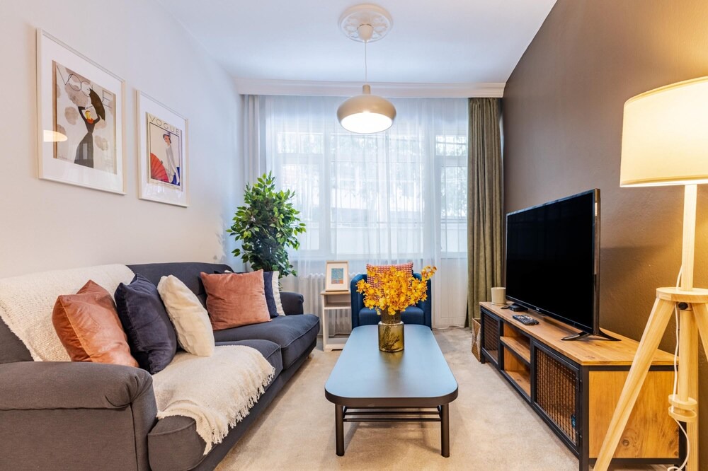 Osmanbey Apartment | Chic and Roomy Flat Near City's Nisantasi Mall