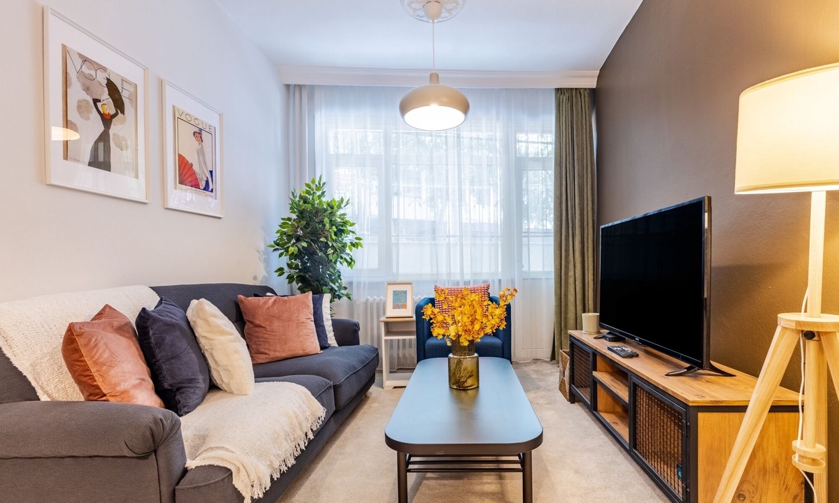 Osmanbey Apartment | Chic and Roomy Flat Near City's Nisantasi Mall