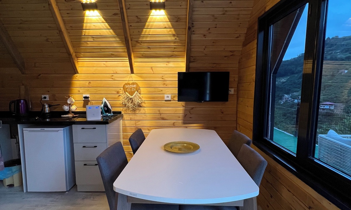 Yomra Cottage | Hidden Garden Bungalow
