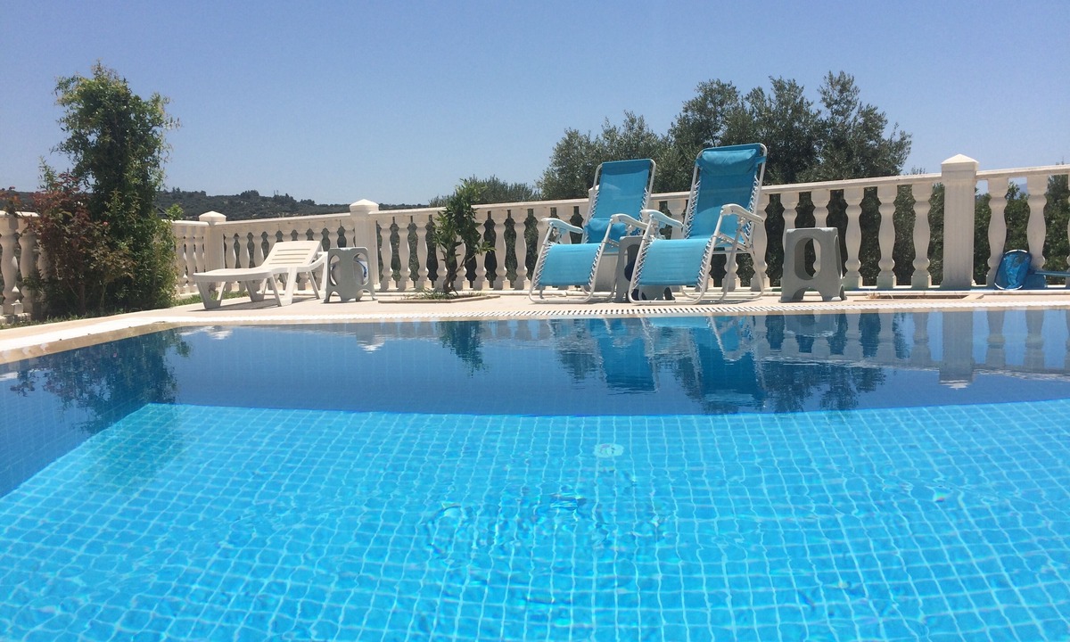 Kusadasi City Centre House | City Centre “ Sun Bungalow “ private pool , private parking , 4 bedrooms