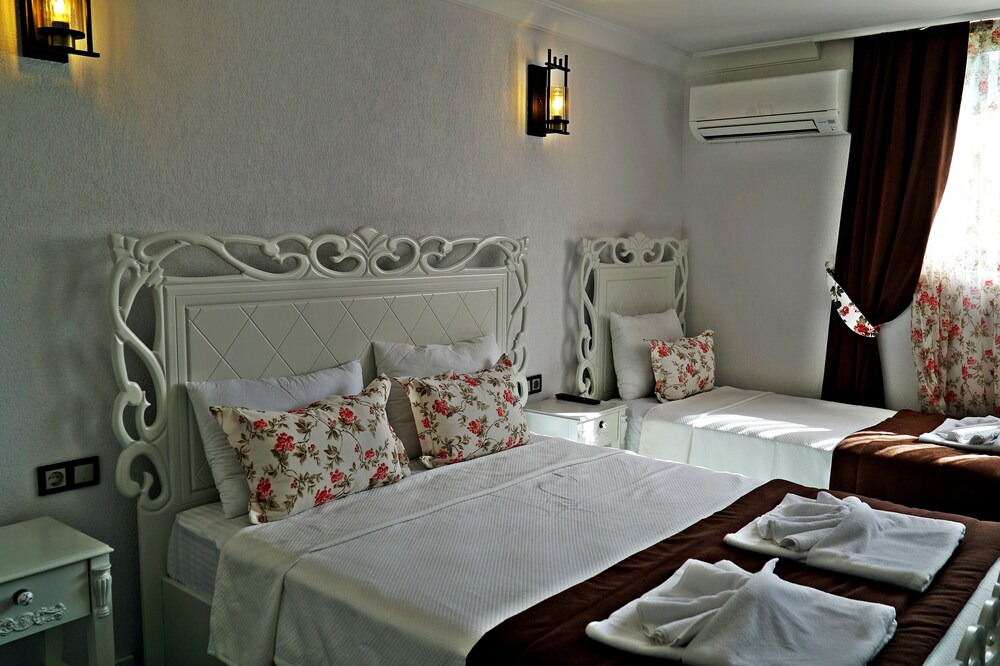 Mithatpasa Hotel | Cunda Pusula Otel