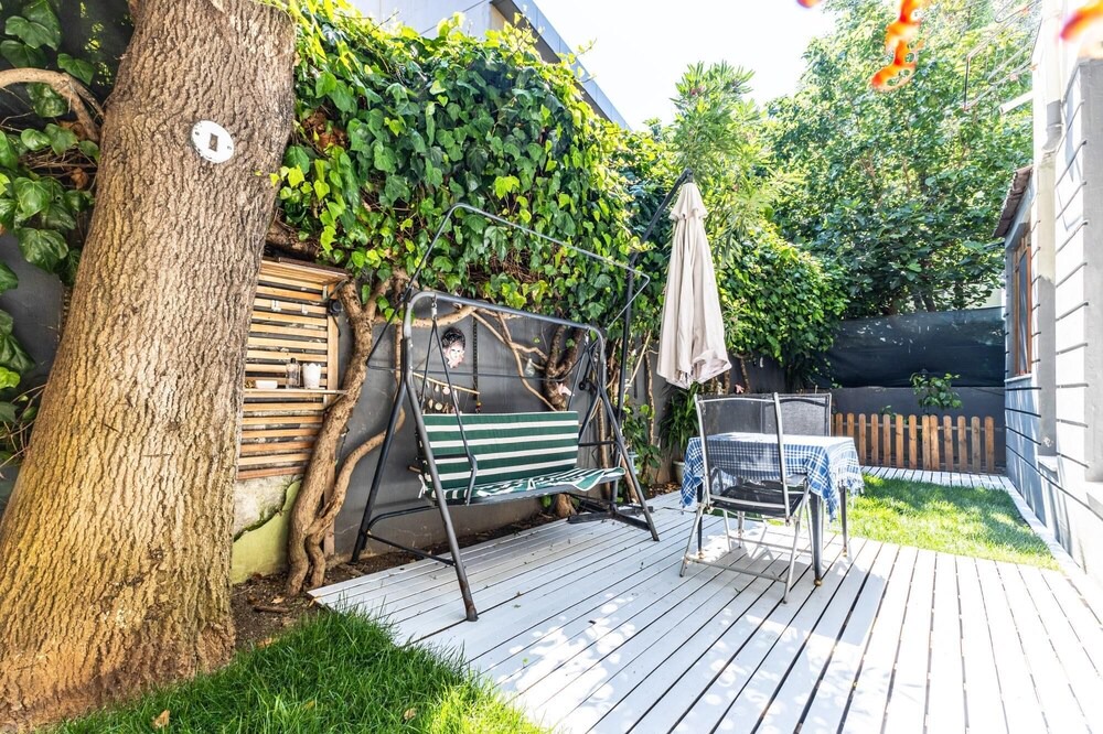 Kadikoy Apartment | Flat w Garden 10 min to Bull Statue in Kadikoy