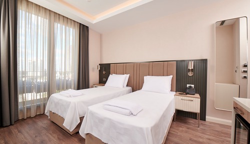 Deluxe Corner Room