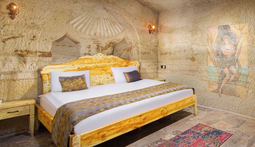 King Pool Cave Suite