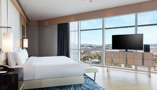 Suite, 1 King Bed, Partial Sea View, Corner