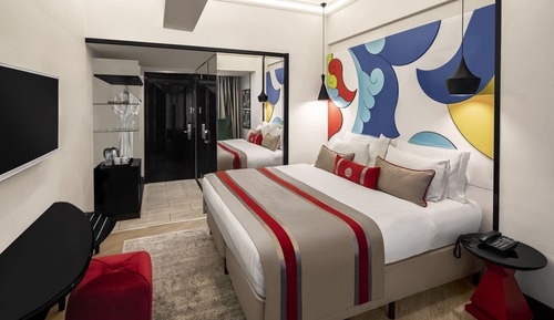 Connecting Room