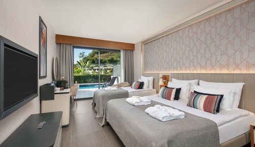 Swim Up Superior Garden View Room