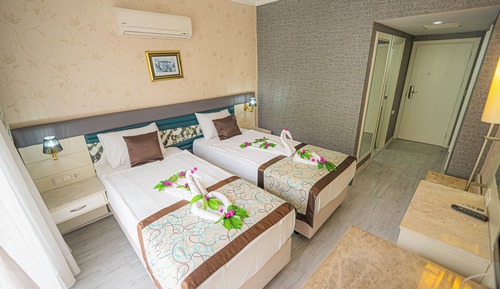 Basic Room, Multiple Beds, Garden View