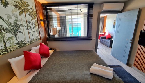 Suite, Sea View